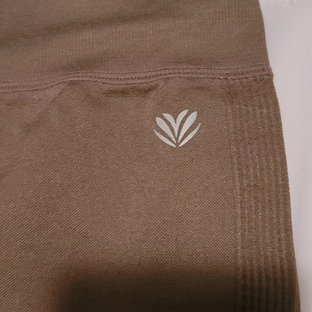Seamless Ribbed Leggings - Picture 2 of 3